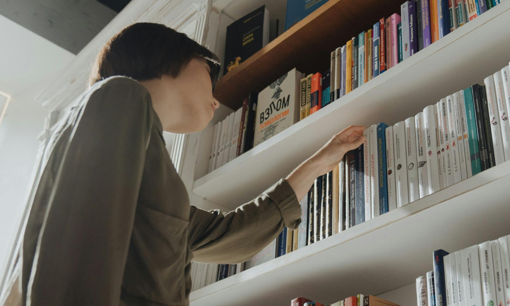 people in the library